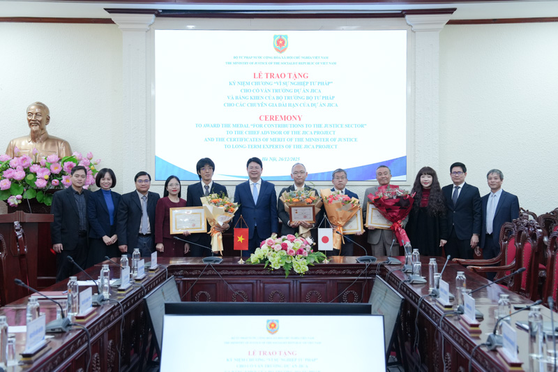 Trao tặng Kỷ niệm chương “Vì sự nghiệp Tư pháp” cho Cố vấn trưởng Dự án JICA